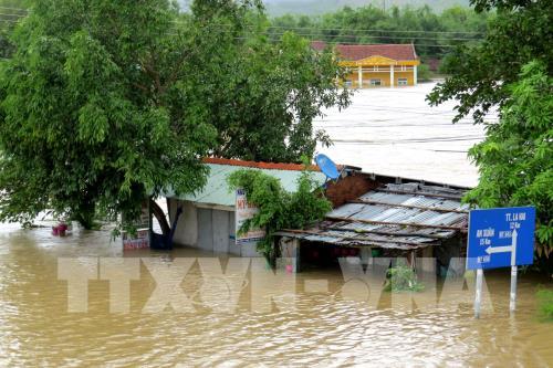 Mưa, lũ kèm triều cường gây sạt lở kè Phú Yên ảnh 1